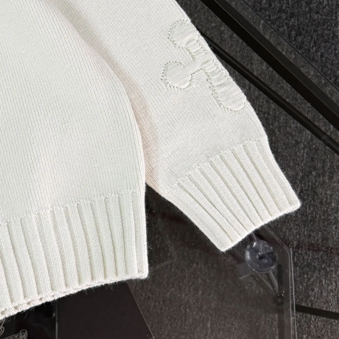 P290 Chrome Hearts 26 high-version wool knitted round-neck sweaters. High-end custom-made 500g sweater fabric. No deformation, no shrinkage, complete with three labels, same style for men and women. Process: The wool is knitted by a 7-needle imported machine. Color: 3 colors. SIZE: XS-L